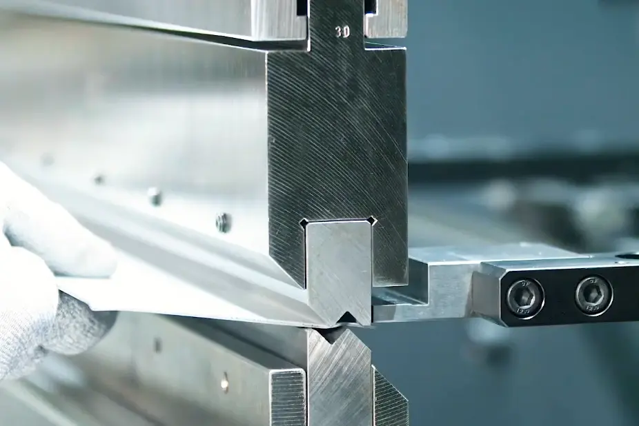 Bauteile stanzen, biegen und oberflächenbehandeln.